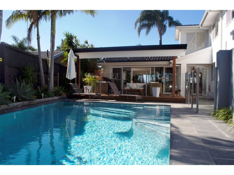 20 Maureen Court, Broadbeach Waters QLD 4218