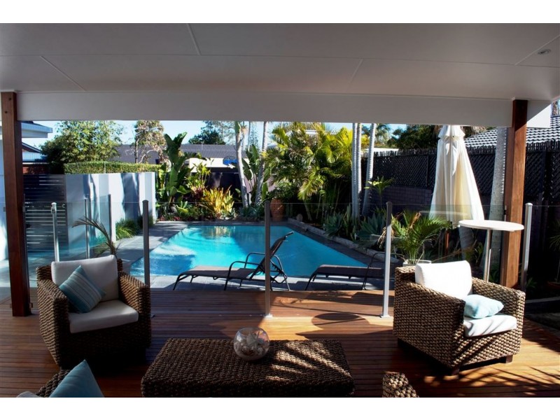 20 Maureen Court, Broadbeach Waters QLD 4218