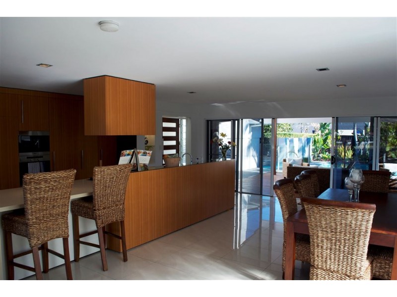 20 Maureen Court, Broadbeach Waters QLD 4218