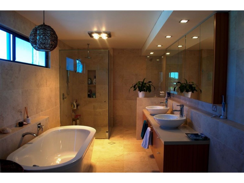 20 Maureen Court, Broadbeach Waters QLD 4218