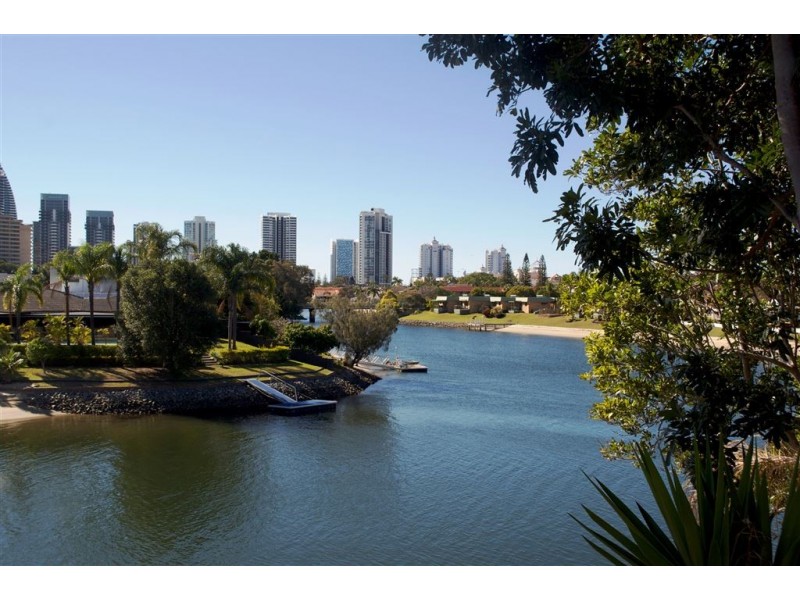 20 Maureen Court, Broadbeach Waters QLD 4218