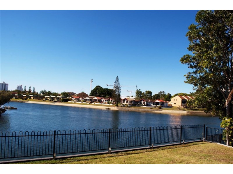 20 Maureen Court, Broadbeach Waters QLD 4218