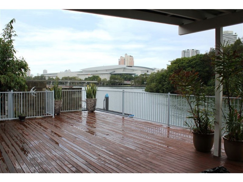 14 Lakeland Key, Broadbeach Waters QLD 4218