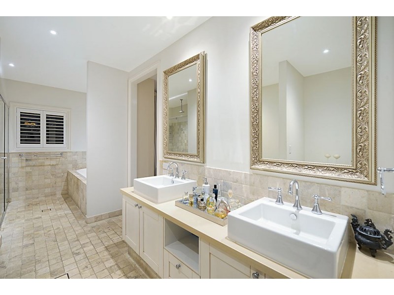 1042 Lakeview Terrace, Benowa QLD 4217