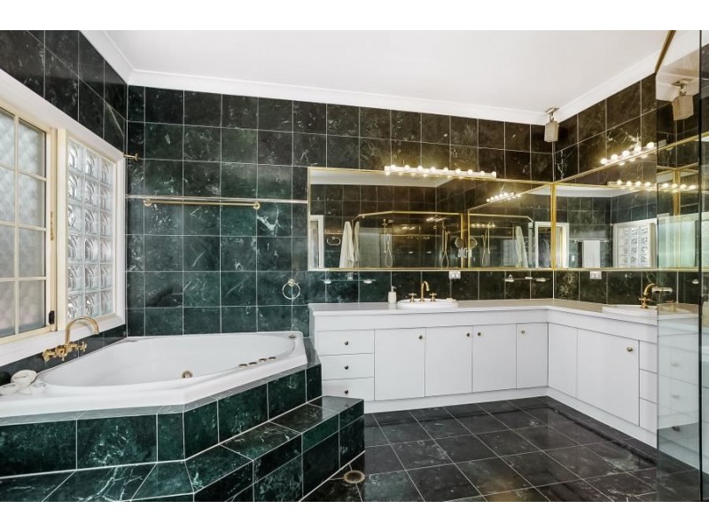 9 Aoki Court, Parkwood QLD 4214