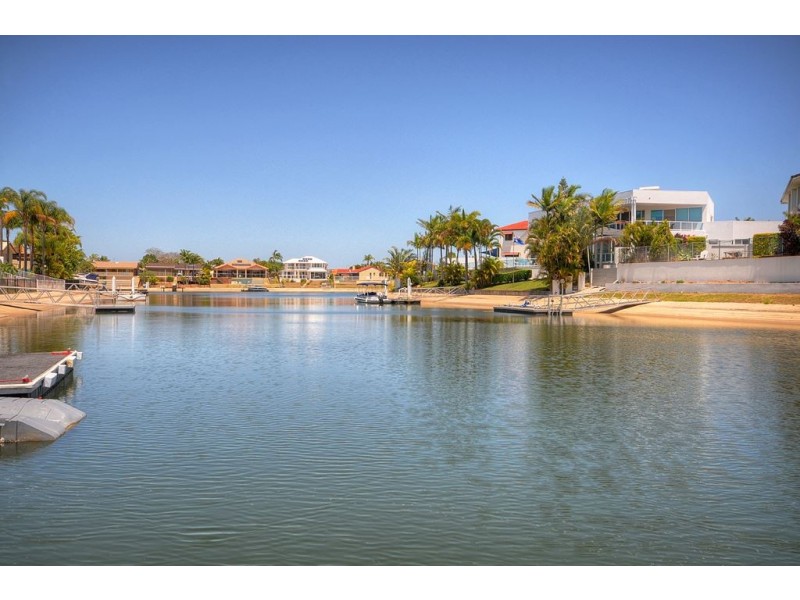 4 Cessnock Close, Mermaid Waters QLD 4218