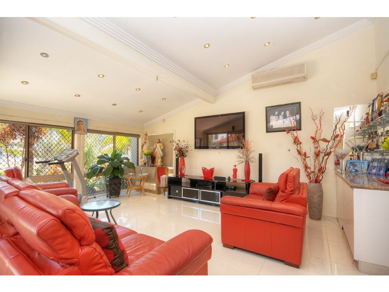 4 Cessnock Close, Mermaid Waters QLD 4218