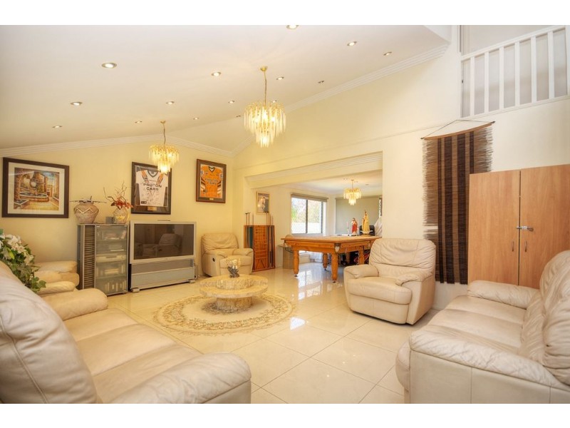 4 Cessnock Close, Mermaid Waters QLD 4218