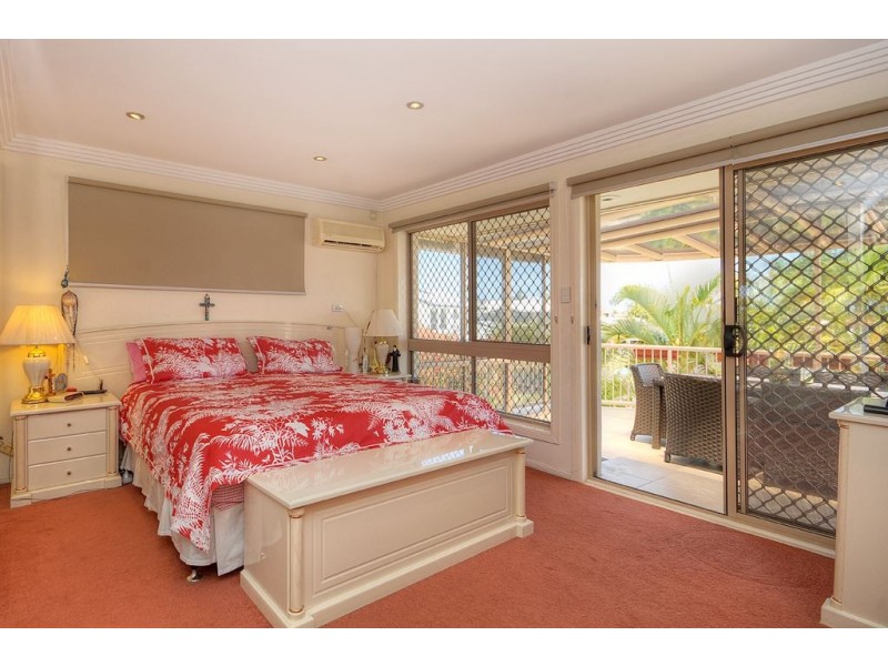 4 Cessnock Close, Mermaid Waters QLD 4218