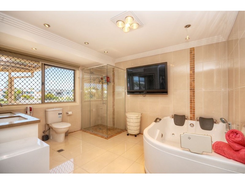 4 Cessnock Close, Mermaid Waters QLD 4218