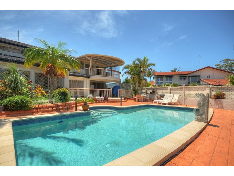 4 Cessnock Close, Mermaid Waters QLD 4218