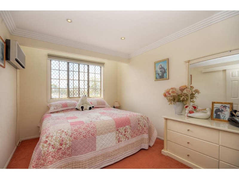 4 Cessnock Close, Mermaid Waters QLD 4218