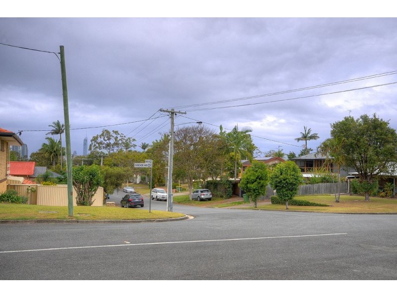 10 Cascade Avenue, Benowa QLD 4217