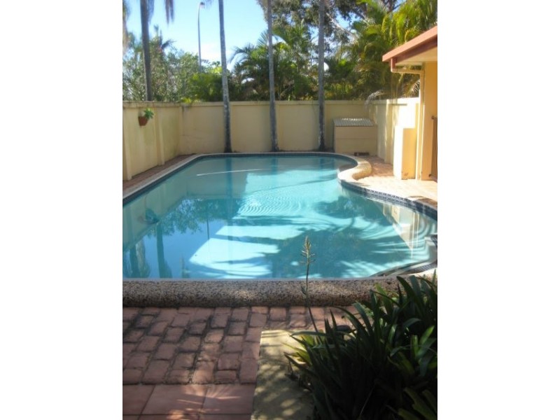 32 Claymore Cres, Sorrento QLD 4217