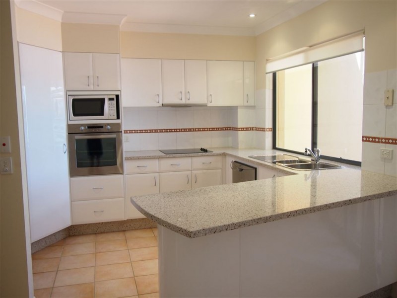 2/125 Santa Cruz Blvd, Clear Island Waters QLD 4226