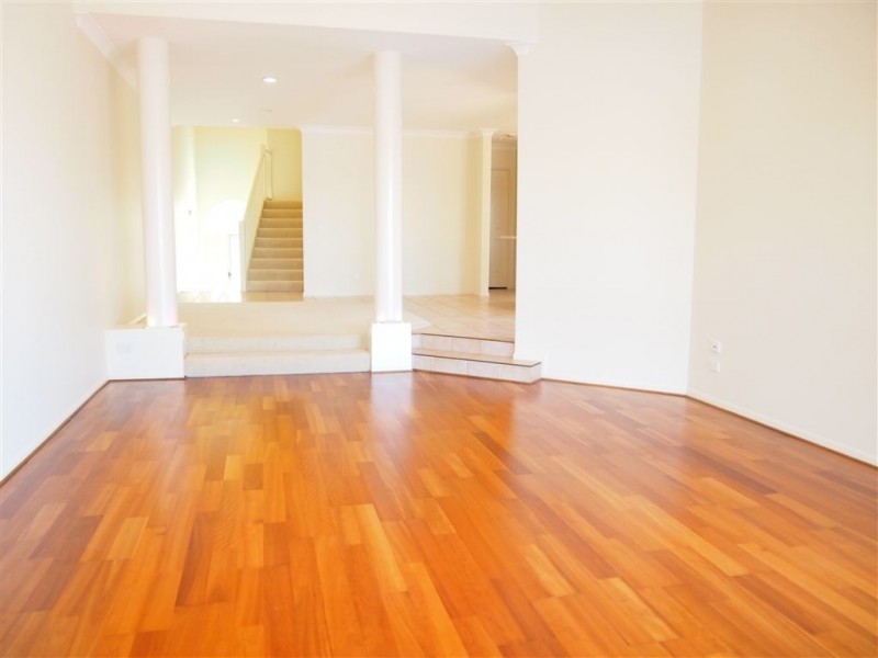 2/125 Santa Cruz Blvd, Clear Island Waters QLD 4226