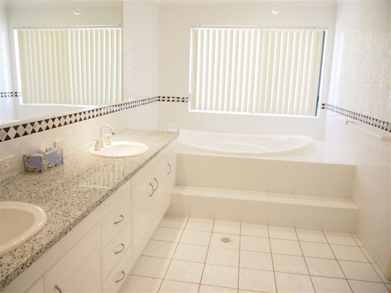2/125 Santa Cruz Blvd, Clear Island Waters QLD 4226