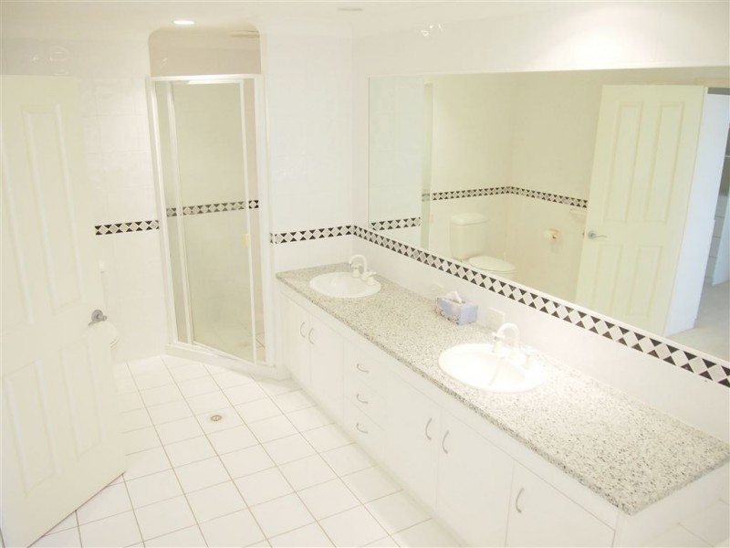 2/125 Santa Cruz Blvd, Clear Island Waters QLD 4226