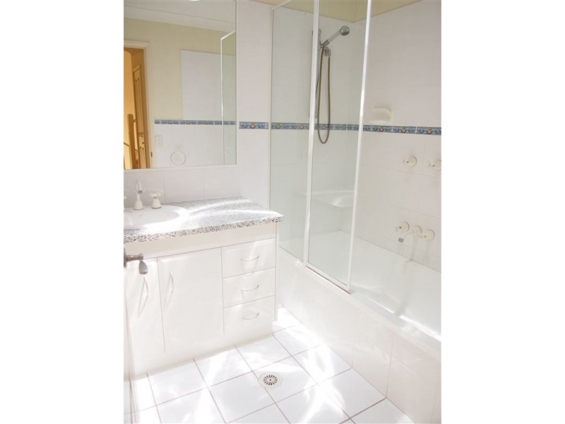 2/125 Santa Cruz Blvd, Clear Island Waters QLD 4226