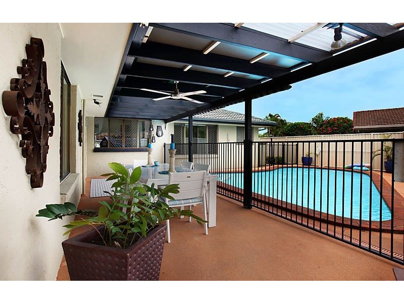 18 Willis Court, Mermaid Waters QLD 4218
