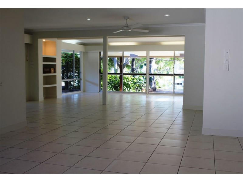 19 Holland Court, Broadbeach Waters QLD 4218