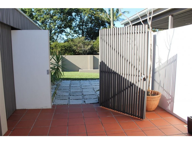 19 Holland Court, Broadbeach Waters QLD 4218