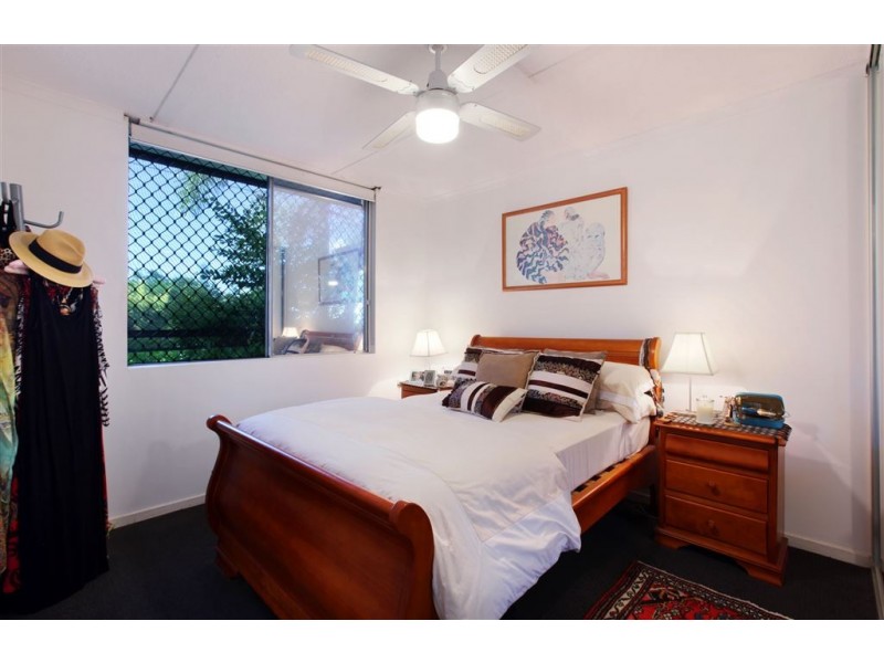 1/2 Carmel Court, Broadbeach Waters QLD 4218