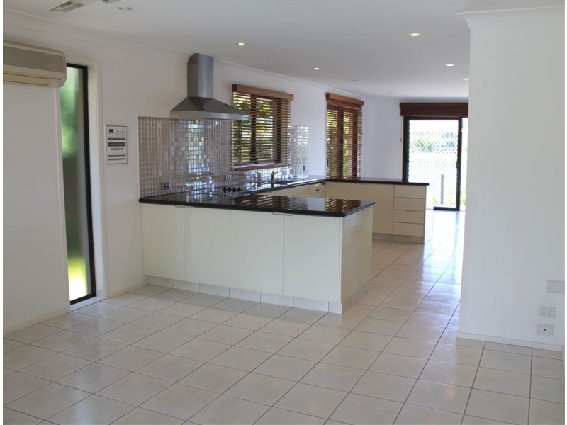 40 Sailaway St, Mermaid Waters QLD 4218