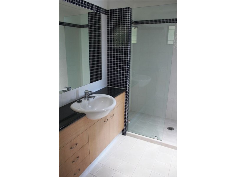 40 Sailaway St, Mermaid Waters QLD 4218