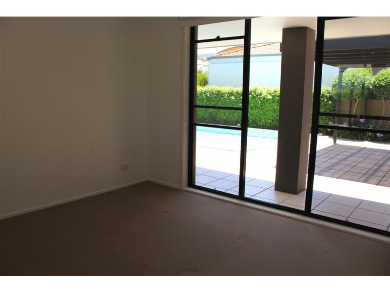 40 Sailaway St, Mermaid Waters QLD 4218