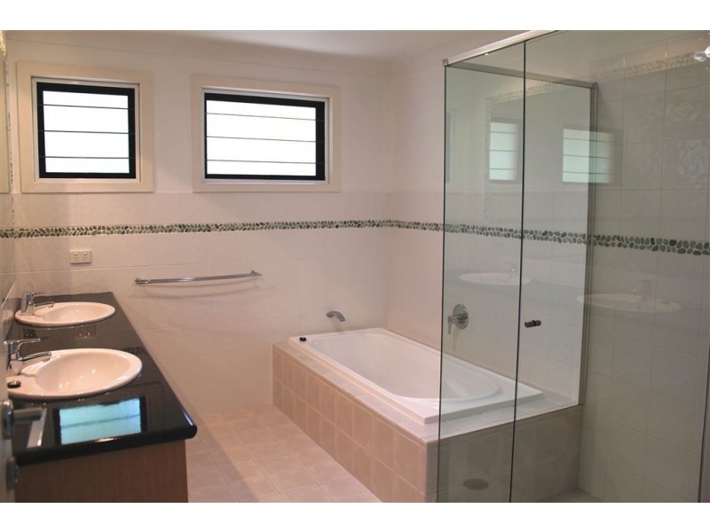 40 Sailaway St, Mermaid Waters QLD 4218