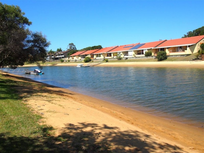 3 Reef Court, Mermaid Waters QLD 4218
