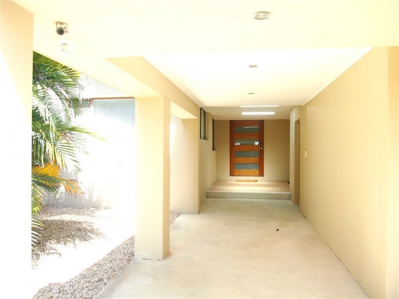 3 Reef Court, Mermaid Waters QLD 4218