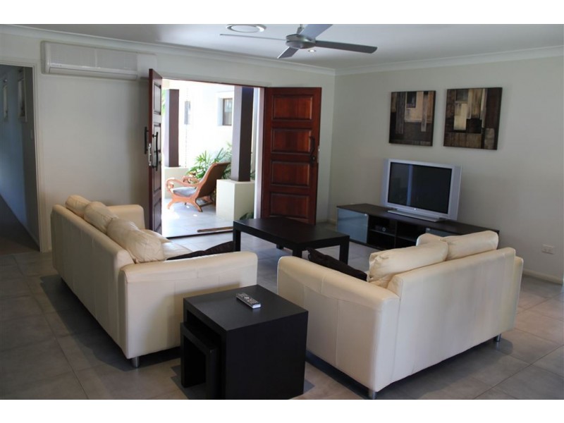 16 Sophie Avenue, Broadbeach Waters QLD 4218