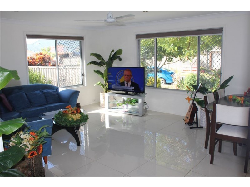 33 Gretel Drive, Mermaid Waters QLD 4218