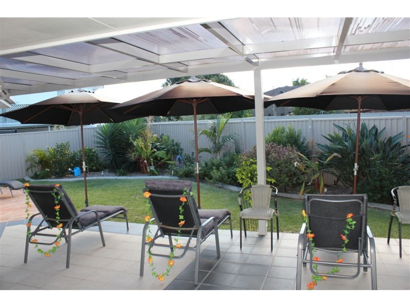 33 Gretel Drive, Mermaid Waters QLD 4218