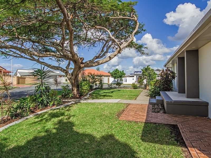 33 Gretel Drive, Mermaid Waters QLD 4218