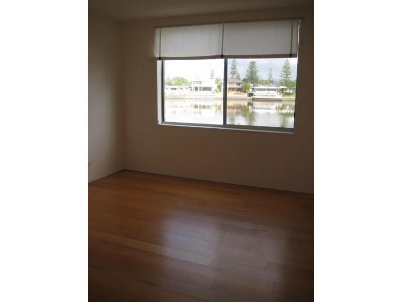 4/4 Holborow Close, Surfers Paradise QLD 4217