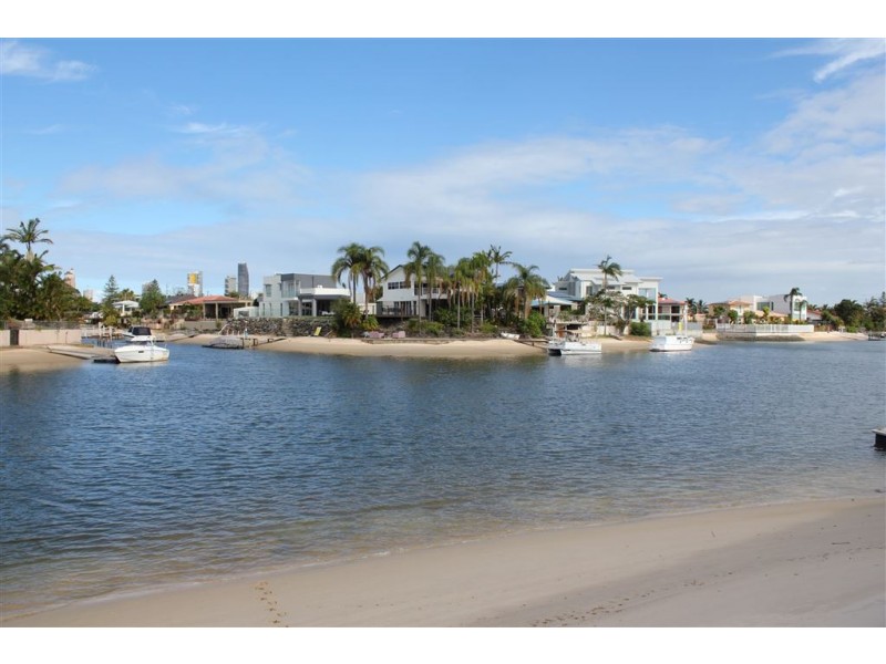 16 Pasadena Court, Broadbeach Waters QLD 4218