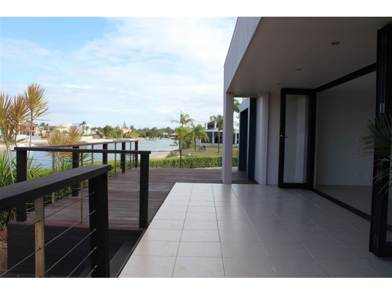 16 Pasadena Court, Broadbeach Waters QLD 4218