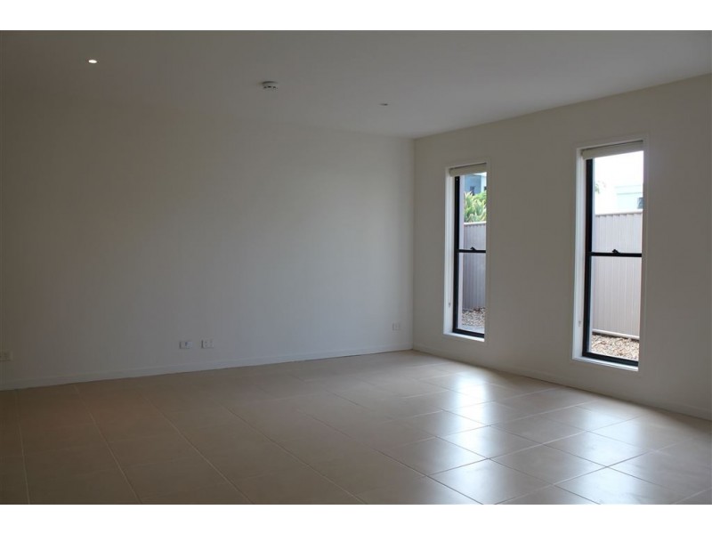 16 Pasadena Court, Broadbeach Waters QLD 4218