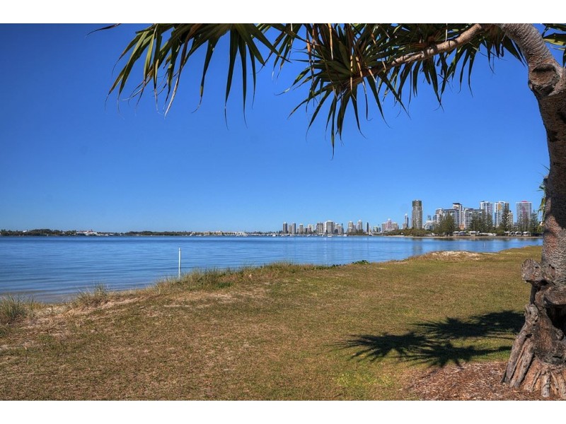 2/31 Frank Street, Labrador QLD 4215