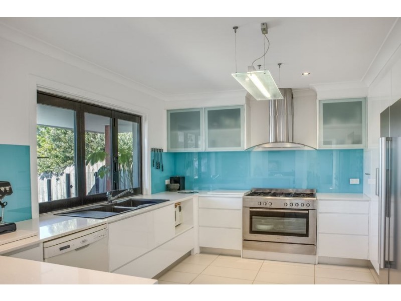 8 Alvarado Court, Broadbeach Waters QLD 4218