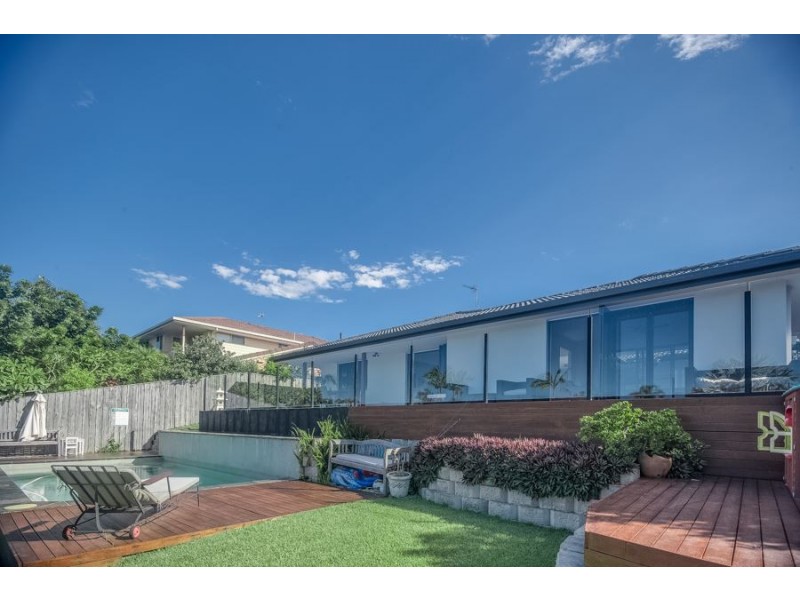 8 Alvarado Court, Broadbeach Waters QLD 4218