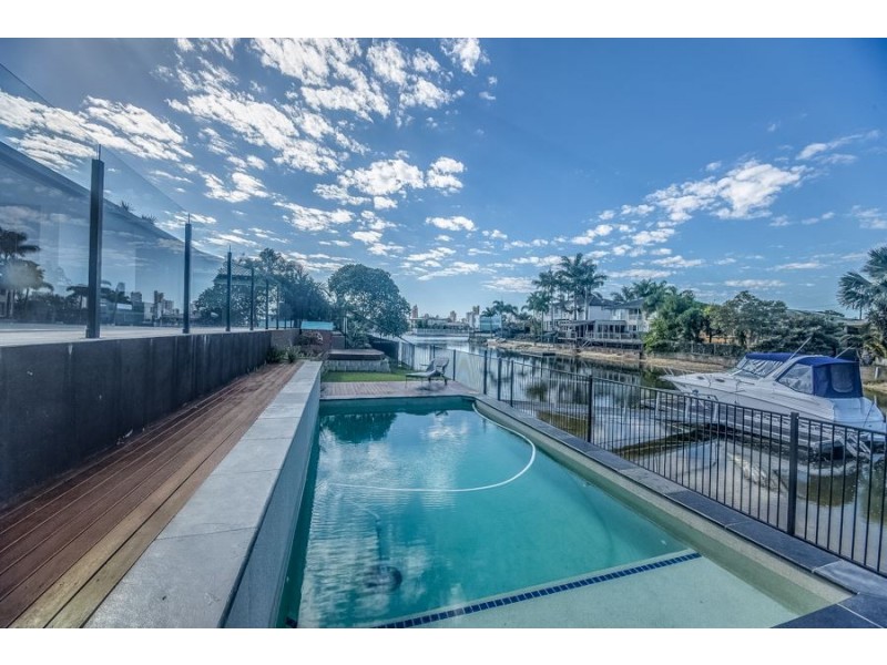 8 Alvarado Court, Broadbeach Waters QLD 4218