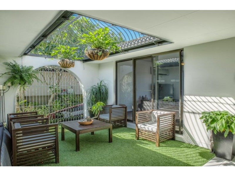 8 Alvarado Court, Broadbeach Waters QLD 4218