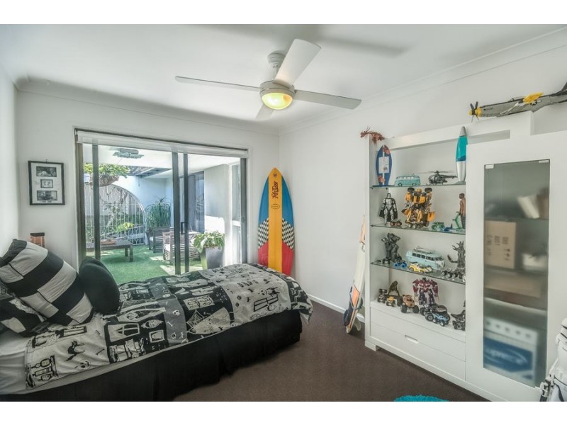 8 Alvarado Court, Broadbeach Waters QLD 4218
