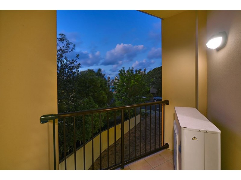 5/24 Parneno Street, Chevron Island QLD 4217