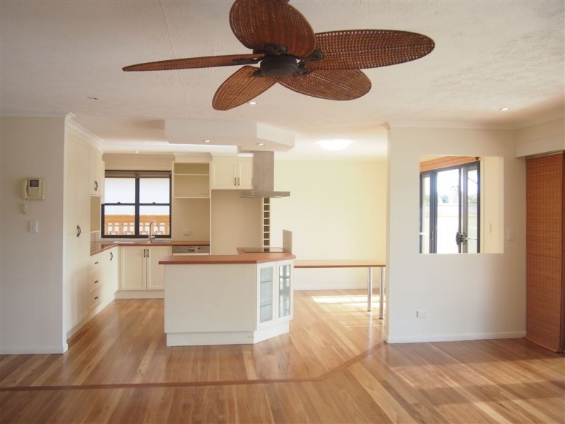 21 Park Avenue, Broadbeach Waters QLD 4218