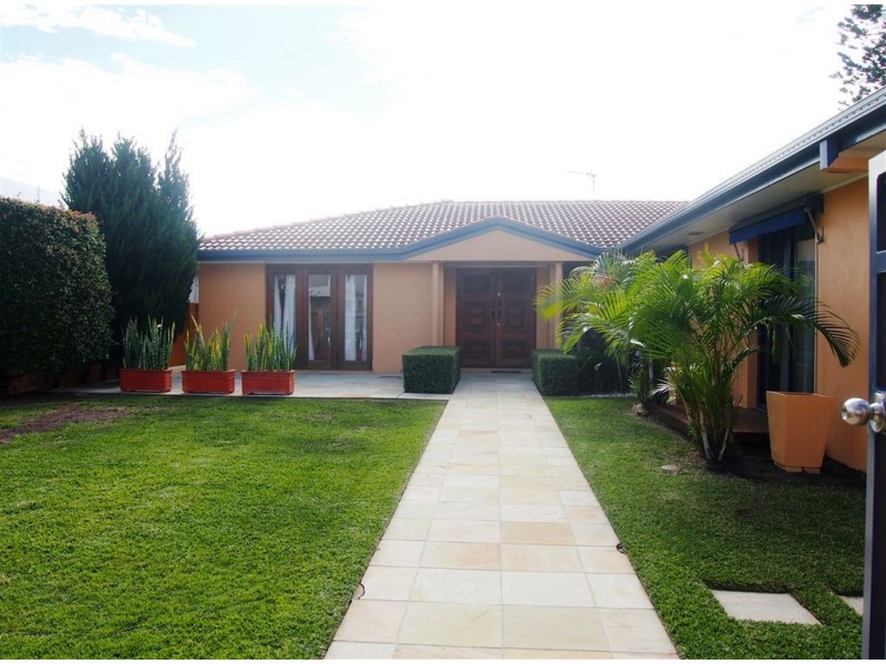 21 Park Avenue, Broadbeach Waters QLD 4218